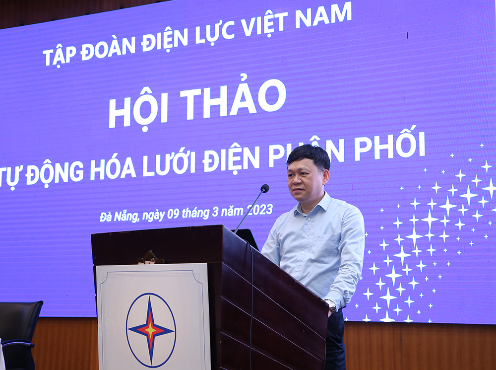 Ông Lê Việt Hùng - Phó Trưởng Ban Kỹ thuật Sản xuất EVN báo cáo một số chỉ tiêu đánh giá tự động hóa lưới điện phân phối