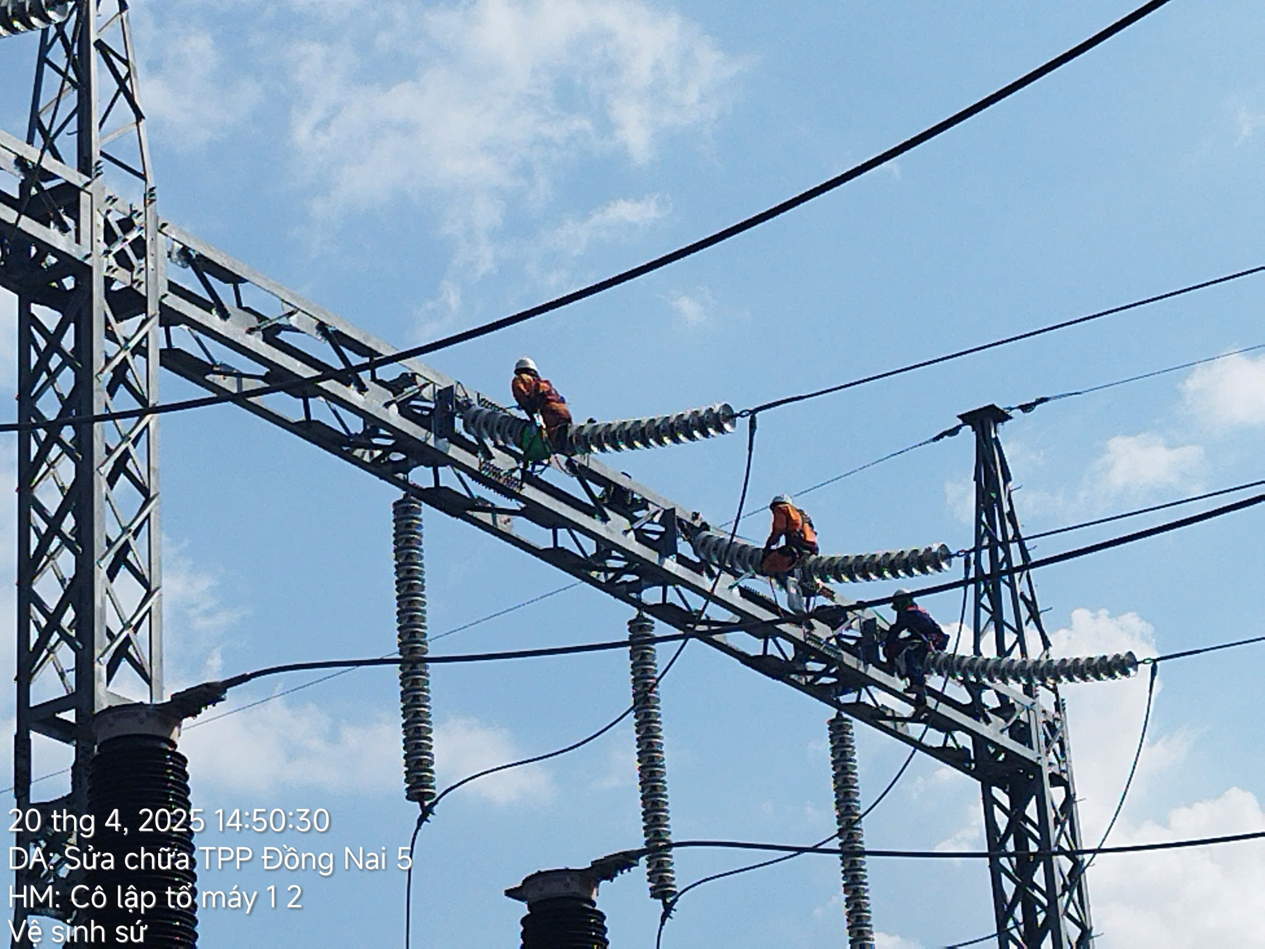 Nhân sự PAC360 thực hiện vệ sinh sứ cách điện trên đường dây 220kV trong điều kiện thi công trên cao