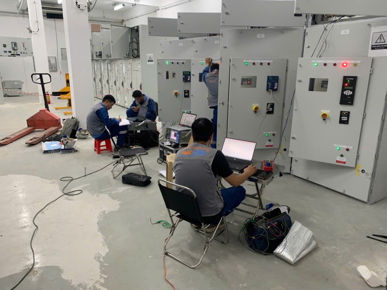 Cán bộ kỹ thuật PAC360 đang hăng hái làm việc tại nhà máy khí công nghiệp Messer.